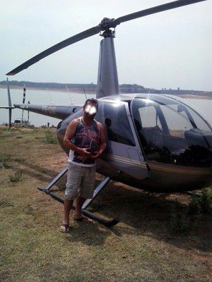 O helicóptero acidentado seria este - Contudo, esse não era o piloto e sim uma pessoa que apenas tirou foto ao lado da aeronave antes dela cair